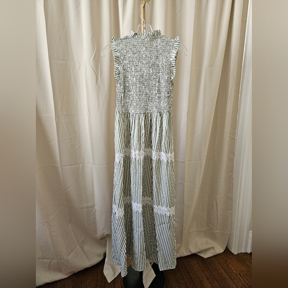 Rosa Clothing Green & White Smocked Maxi Dress 🌿 - Picture 4 of 4